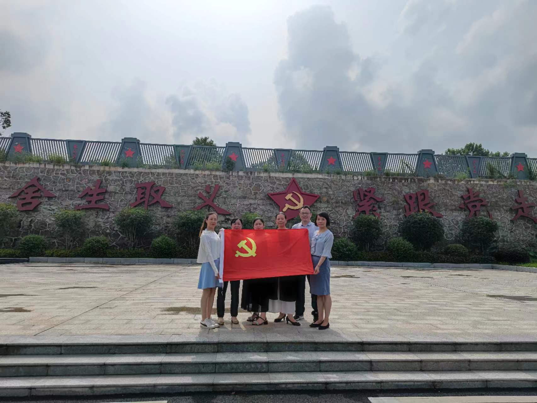 参观红色教育基地     感悟革命精神
